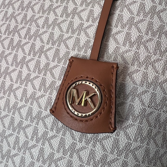 Michael Kors Cream LARGE  Jane Tote with Tan Leather Trim LIKE NEW! - Picture 3 of 12